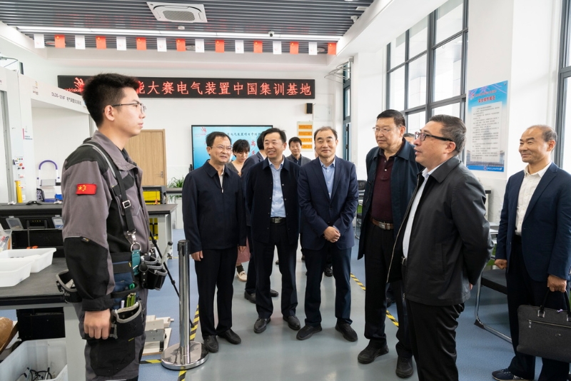 江苏省人社厅看望慰问备战2022年世界技能大赛特别赛选手和专家团队